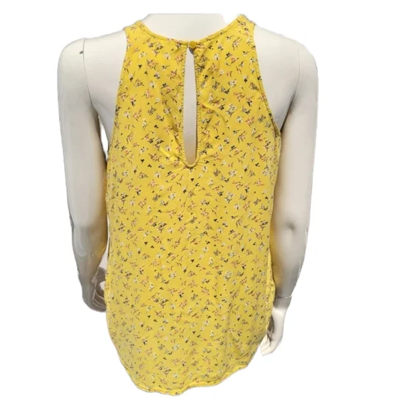 🏷️3/$15 medium yellow floral tank blouse. - Picture 2 of 5